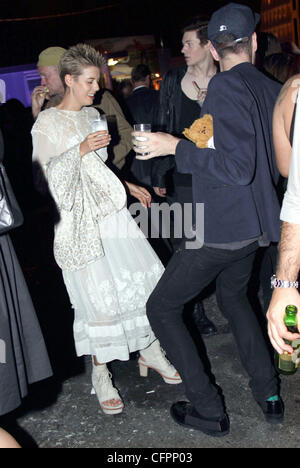 Agyness Deyn dancing presso Alexander Wang Carnival-Themed After-Party offre Autoscontro, una giostra Mercedes-Benz durante la settimana della moda. La festa si è svolta in un parcheggio sotto la linea alta sulla decima Avenue e 17th Street e New York City, Stati Uniti d'America - 11.09.10 Foto Stock