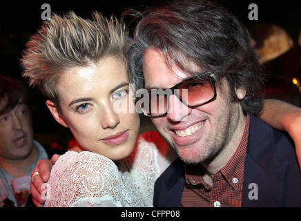 Agyness Deyn e Jake Torem frequentare l'Alexander Wang Carnival-Themed After-Party offre Autoscontro, una giostra Mercedes-Benz durante la settimana della moda. La festa si è svolta in un parcheggio sotto la linea alta sulla decima Avenue e 17th Street e New York City, Foto Stock