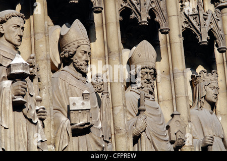 Belgio, Fiandre, Anversa, Cattedrale di Nostra Signora, Onze-Lieve-Vrouwekathedraal , Particolare facciata, statue Foto Stock