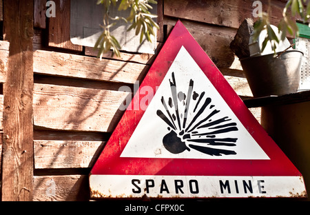 Miniera di terra (sparo mine) tenere fuori un cartello di segnalazione. Pericolo mine segno Foto Stock
