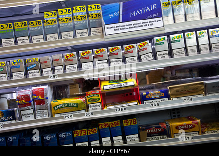 Punto vendita sigarette e tabacco in vendita   2012 negozio esposizione di pacchetti di sigarette di prodotti da fumo a prezzo, Regno Unito Foto Stock