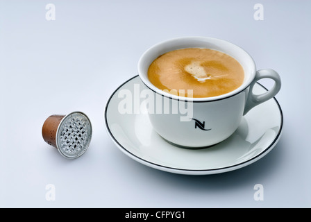 Nespresso cup di fresco fatto espresso lungo con capsula vuota Foto Stock