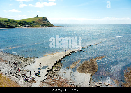 Kimmeridge Bay nel Dorset, con Clavell torre sulla scogliera di gallina in distanza. Foto Stock