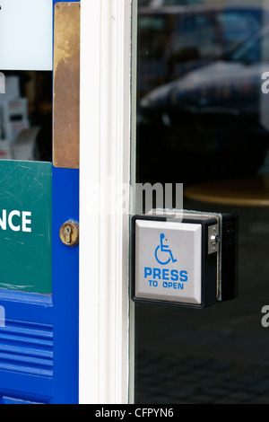 Pulsante grande per le persone disabili a premere per ottenere accesso per sedie a rotelle a UK shop o bonifico Foto Stock