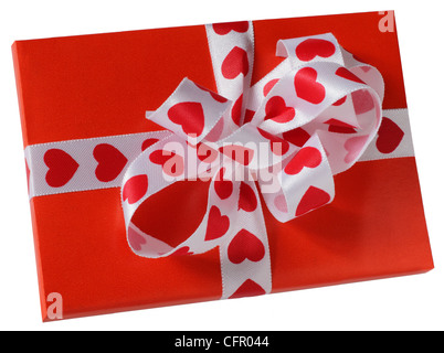 Pacco rosso con cuori isolati di nastro in bianco Foto Stock