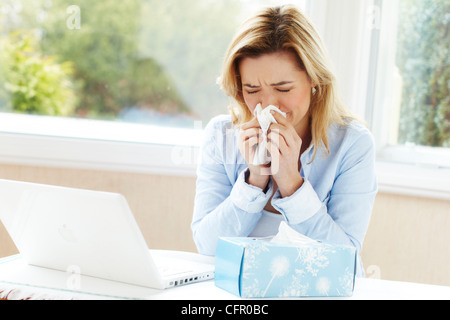 Ragazza con soffiaggio aria fredda naso Foto Stock