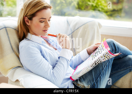 La donna il riempimento in cruciverba Foto Stock