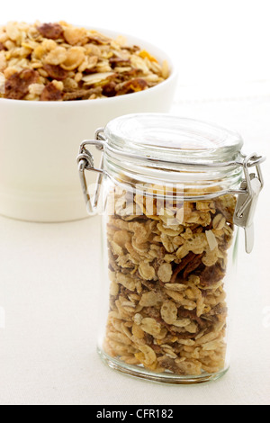 Delizioso e sano cornflakes al cioccolato e mandorle muesli muesli o grande cibo nutriente. Foto Stock