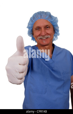 Sorridono felici chirurgo dando il "Thumbs up' con la mano guantata, Foto Stock