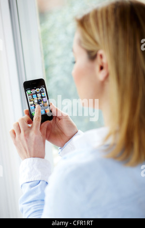 Ragazza con iPhone Foto Stock
