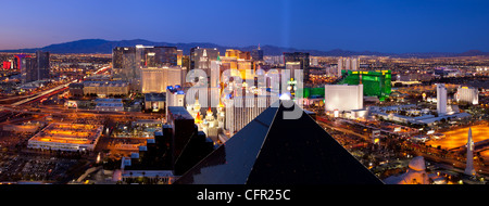 Di notte le luci sopra Las Vegas Skyline al crepuscolo, Nevada, STATI UNITI D'AMERICA Foto Stock