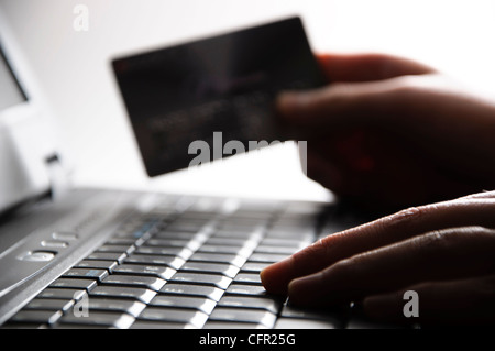 Acquisti via internet con carta di credito Foto Stock