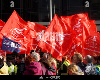 Unione uniscono le bandiere sono esibiti a una protesta Foto Stock