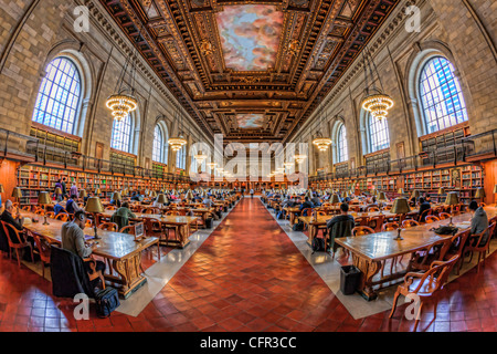 La Rosa Sala di lettura principale nel ramo principale della Biblioteca Pubblica di New York nella città di New York Foto Stock