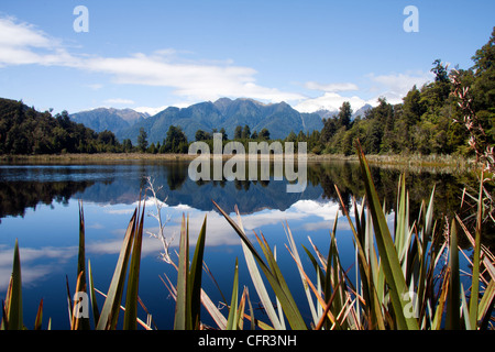Riflessi nel lago matheson, Isola del Sud, Nuova Zelanda Foto Stock