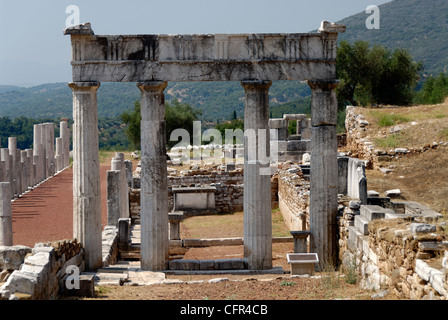 Antica Messene. Peloponneso. La Grecia. Vista del restaurato elegante Propylon dorico (ingresso) della palestra che è stato Foto Stock