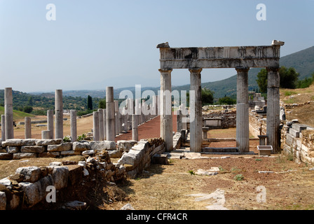 Antica Messene. Peloponneso. La Grecia. Vista del restaurato elegante Propylon dorico (ingresso) della palestra che è stato Foto Stock