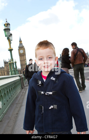 Little Boy godendo i siti della città di Londra Foto Stock