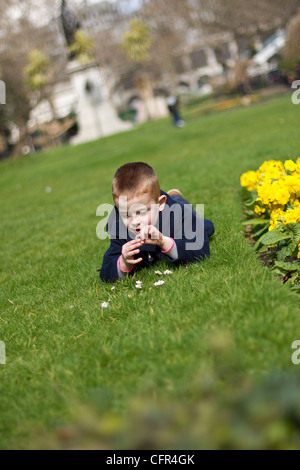 Little Boy godendo i siti della città di Londra Foto Stock