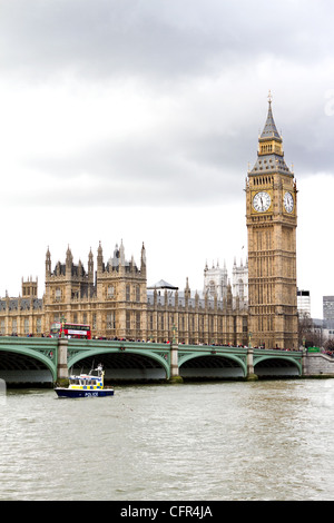 Londra - Marzo 2012 - una polizia metropolitana marine unità di supporto delle pattuglie sul fiume Tamigi al di fuori del parlamento Foto Stock