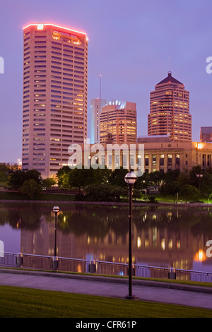 Skyline della città e il fiume Scioto, Columbus, Ohio, Stati Uniti d'America, America del Nord Foto Stock