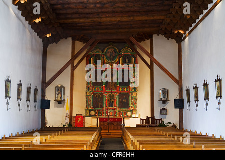 Altare e interno di San Francesco de Asis chiesa in Ranchos de Taos, Taos, Nuovo Messico, Stati Uniti d'America, America del Nord Foto Stock
