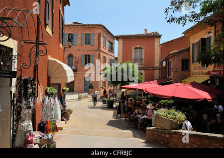 Scena di strada in color ocra comune di Rossiglione, Parc Naturel Regional du Luberon, Vaucluse Provence, Francia Foto Stock