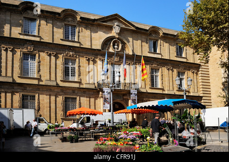 Il mercato dei fiori in Place de L' Hotel de Ville Square, Aix-en-Provence (Bouches-du-Rhone, Provence, Francia Foto Stock