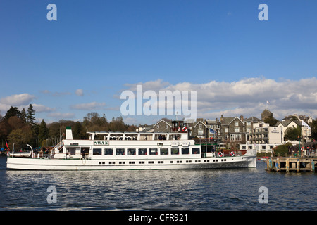 Il Cigno crociera in barca il parco nazionale del Lake District. Bowness on Windermere, Cumbria, Inghilterra, Regno Unito. Foto Stock