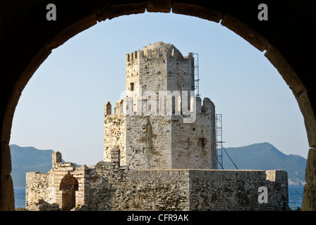 Methoni. Peloponneso. La Grecia. Vista del abbastanza-racconto come ottagonale Bourtzi veneziano torre situata sul piccolo isolotto e uniti Foto Stock