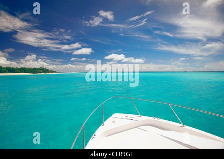 Il motoscafo di arrivare in spiaggia tropicale, Maldive, Oceano Indiano, Asia Foto Stock