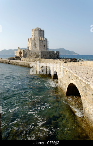 Methoni. Peloponneso. La Grecia. Vista del abbastanza-racconto come ottagonale Bourtzi veneziano torre situata sul piccolo isolotto e uniti Foto Stock