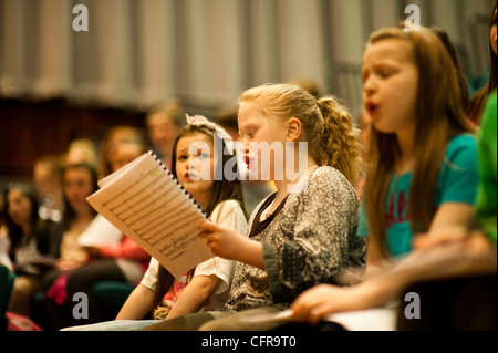 "Solo i ragazzi ad alta voce' welsh coro dei bambini ripassando Mahler Sinfonia 8 a Aberystwyth Arts Center, Wales UK Foto Stock