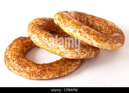 Il bagel turco era cosparsa di semi di sesamo su sfondo bianco Foto Stock