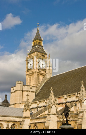 Big Ben Case del Parlamento del patrimonio mondiale UNESCO E1899 statua di Oliver Cromwell da Hamo Thorneycroft London Inghilterra England Foto Stock