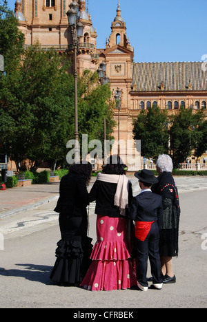 Famiglia spagnola nella Plaza de Espana, Siviglia, provincia di Siviglia, in Andalusia, Spagna, Europa occidentale. Foto Stock