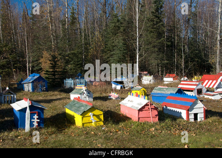 Spirito Athabaskan case nel cimitero, Eklutna parco storico, Eklutna, Alaska, Stati Uniti d'America, America del Nord Foto Stock