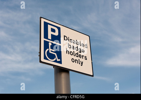 Cartello stradale che mostra un parcheggio per disabili titolari di badge solo Foto Stock