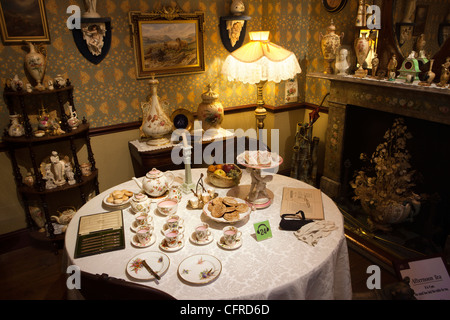 Regno Unito, Inghilterra, Worcestershire, Royal Worcester fabbrica di porcellana museum, Edwardian salotto domestico display Foto Stock