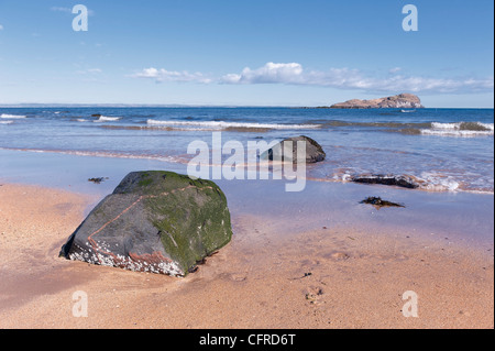 Il west beach a North Berwick, guardando fuori verso l'isola di Fidra, East Lothian, Scozia Foto Stock