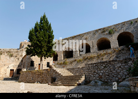 Nafplio. Peloponneso. La Grecia. Vista del cortile di Saint Andrews Bastion alla imponente fortezza di Palamidi che sale Foto Stock