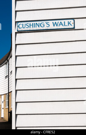 Il nome della strada segno per Cushing a piedi su un edificio weatherboarded in whitstable kent. L'attore Peter Cushing ha vissuto nella città. Foto Stock