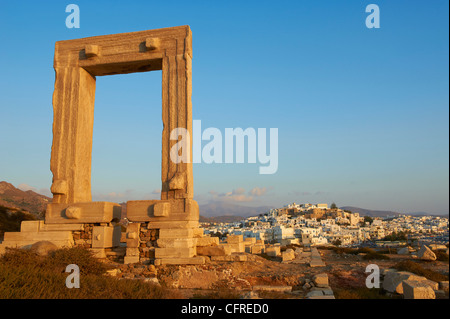 Gateway, Tempio di Apollo, presso il sito archeologico, Naxos, Cicladi, isole greche, Grecia, Europa Foto Stock