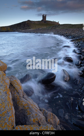 La sera tardi in inverno a Dunstanburgh, Northumberland, England, Regno Unito, Europa Foto Stock