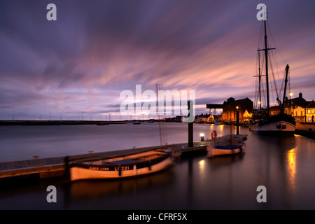 Un moody inverno mattina mostra la banchina a Wells accanto al mare, Norfolk, Inghilterra, Regno Unito, Europa Foto Stock