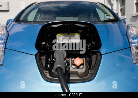 La ricarica rapida di una Nissan Leaf auto elettrica in corrispondenza di una carica elettrica punto offrendo un EV 30 minuti di ricarica della batteria di ..(più nella descrizione) Foto Stock