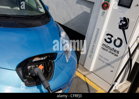 La ricarica rapida di una Nissan Leaf auto elettrica in corrispondenza di una carica elettrica punto offrendo un EV 30 minuti di ricarica della batteria di ..(più nella descrizione Foto Stock