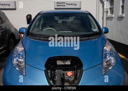 La ricarica rapida di una Nissan Leaf auto elettrica in corrispondenza di una carica elettrica punto offrendo un EV 30 minuti di ricarica della batteria di ..(più nella descrizione) Foto Stock