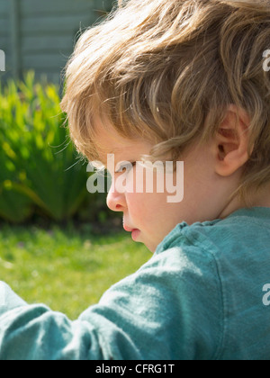 Outdoor Ritratto di 18 mese ragazzo con Tousled capelli biondi Foto Stock