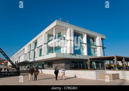 Edificio che ospita Mensagem cafe a Doca de nato Sucesso porto quartiere Belem Lisbona Portogallo Europa Foto Stock